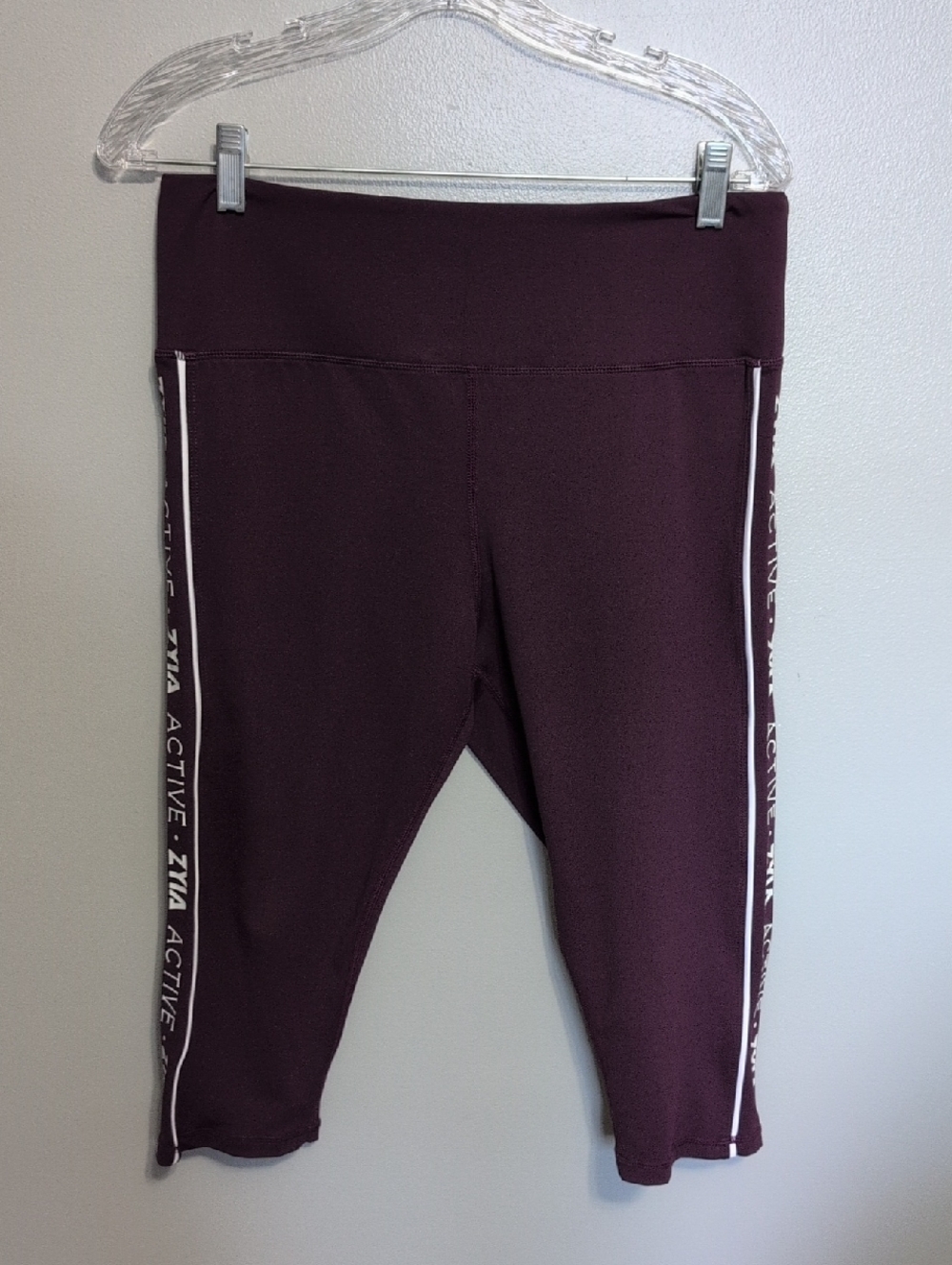 Zyia Active Women’s Capri Leggings Plum with White Size 14-16 NWOT